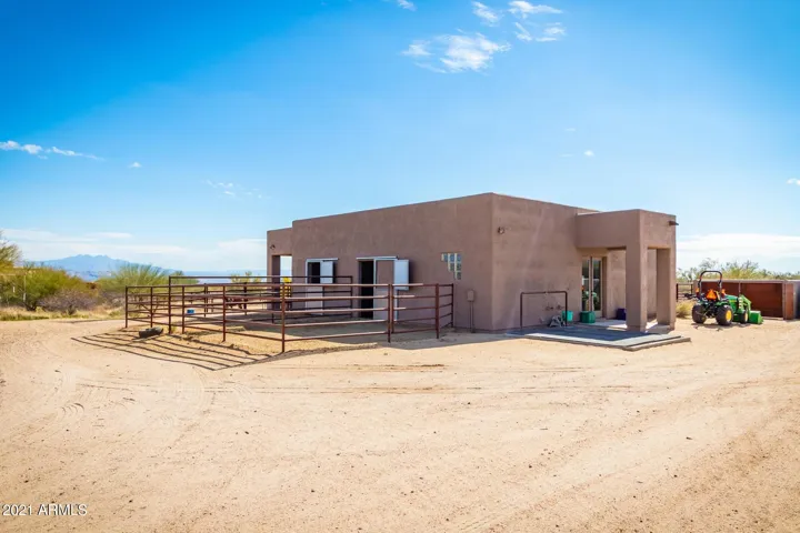 BARN COULD BE MADE INTO GUEST HOUSE OR STUDIO