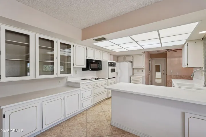 Kitchen & Breakfast bar