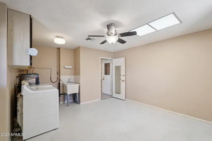 Utility room w Skylight