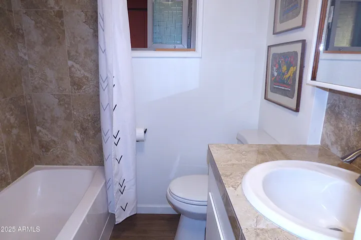 Full hall bathroom with tiled shower!