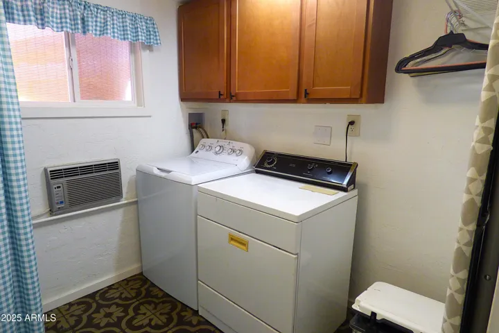 Washer & Dryer included!