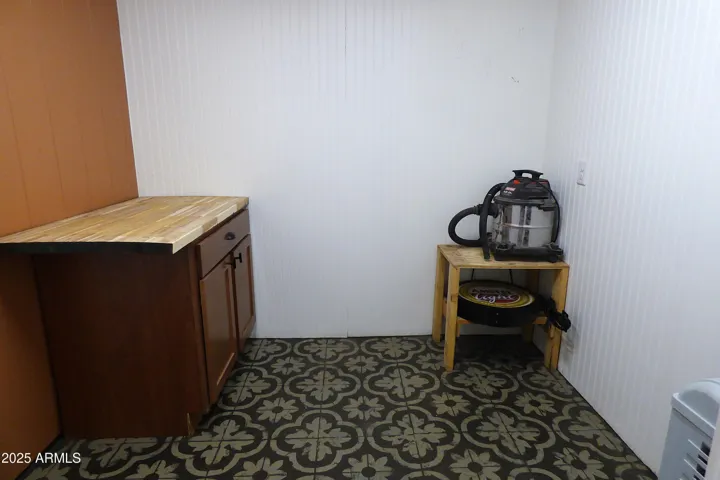 The storage room is located just behind the garage - perfect for workbench, storing tools or whatever you like!