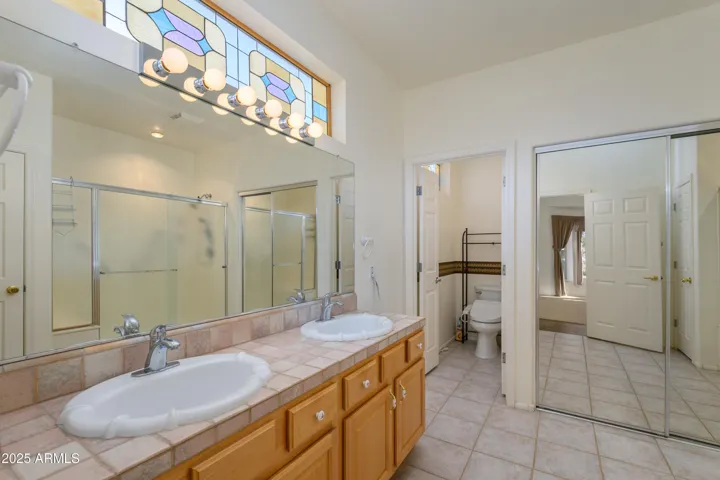 DBL SINKS, W/I CLOSET & PRIVATE TOILET AREA