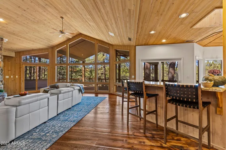 Breakfast Bar - Great Room