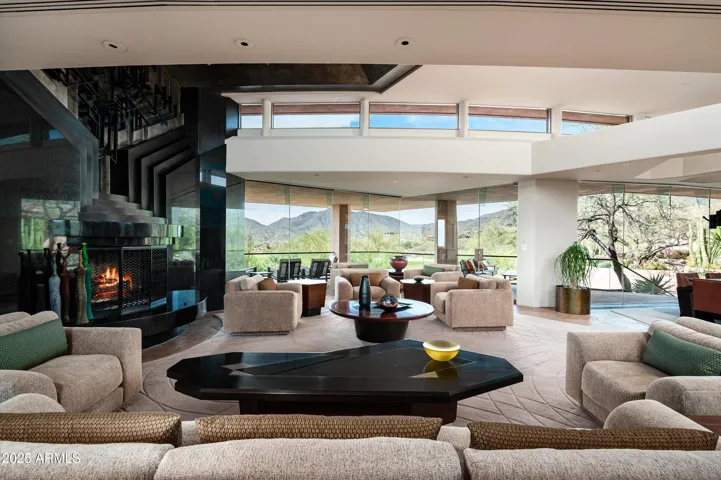 Walls of glass create indoor outdoor feel