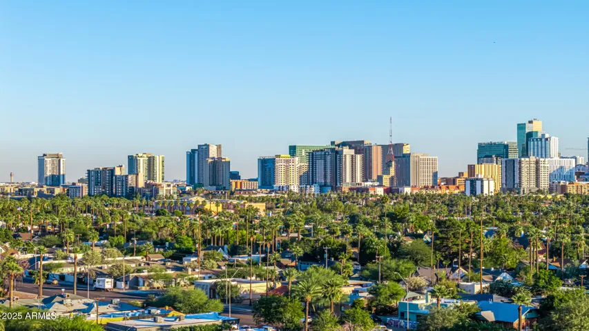 Gorgeous skyline views. This neighborhood is walkable and bikeable to tons of dining and entertainment in downtown phoenix.