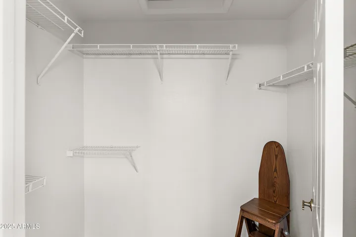 LARGE WALK-IN CLOSET