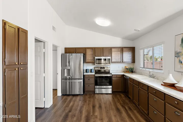 NICE GE STAINLESS STEEL APPLIANCES.