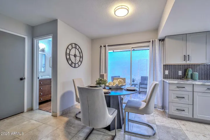 Breakfast area overlooks patio