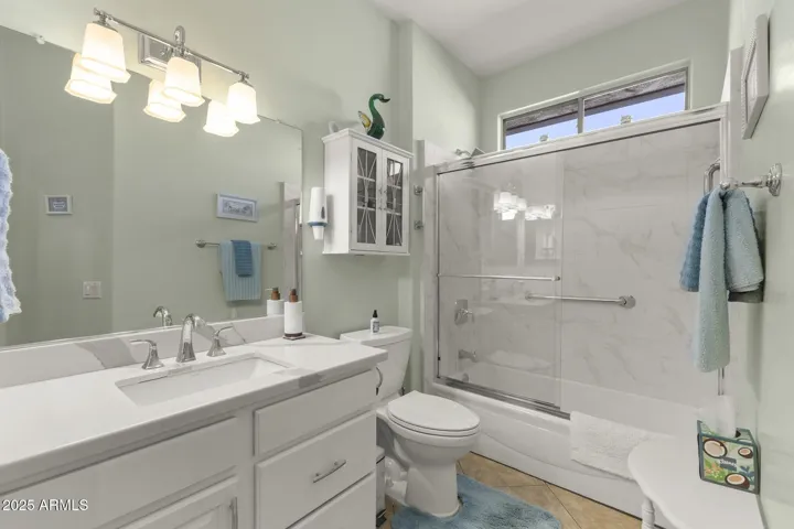 Guest bath with quartz top, undermount sink, tub/shower combo