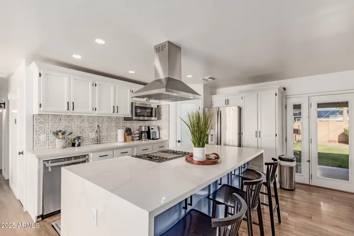 GOURMET KITCHEN / STAINLESS MATCHING APPLIANCES / UPGRADED HOOD / LARGE ISLAND
