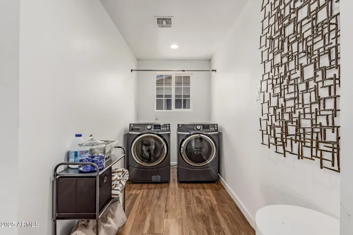 LARGE LAUNDRY ROOM