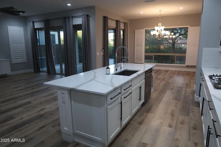 KITCHEN QUARTZ COUNTERS / OVERSIZED ISLAND