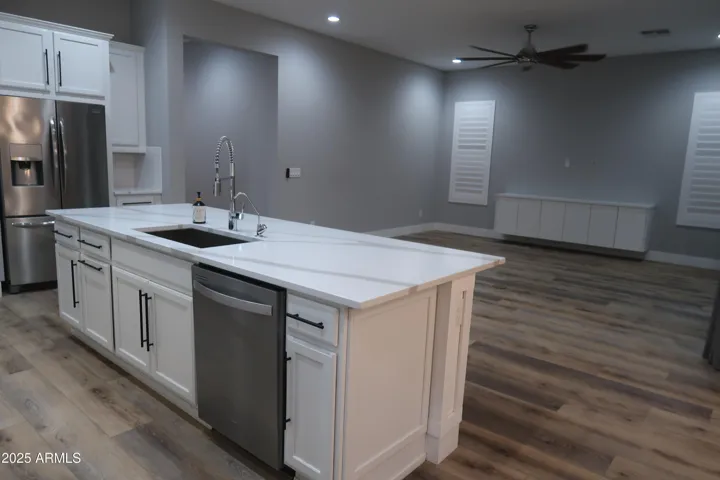 KITCHEN QUARTZ COUNTERS / OVERSIZED ISLAND
