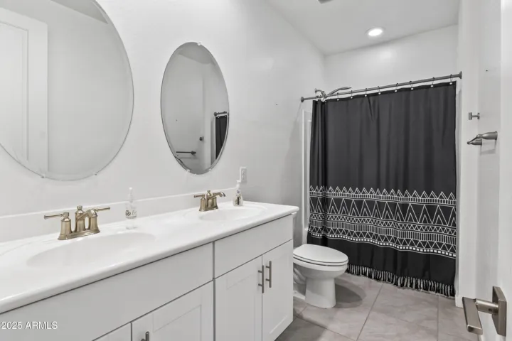 Hall bathroom servicing bedrooms