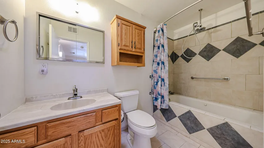 Features Jacuzzi Tub