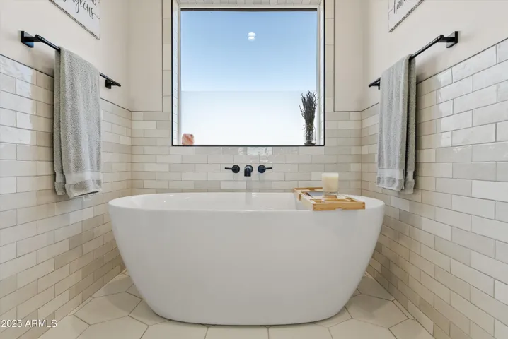 Soak tub