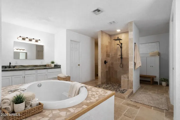 Light Virtual staging primary bath