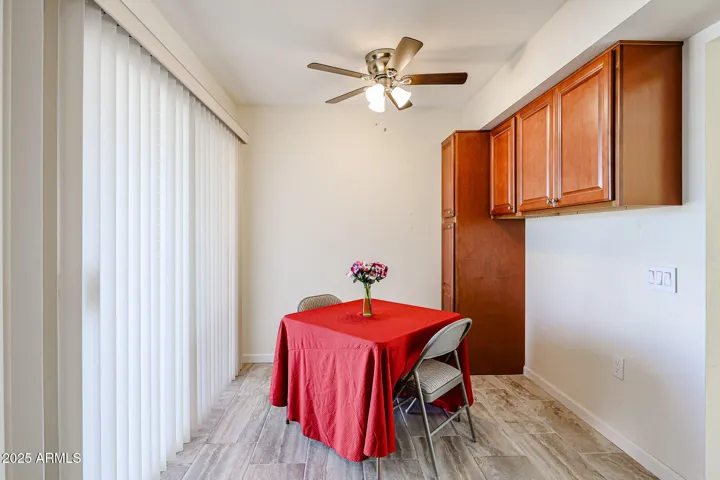 eat-in kitchen