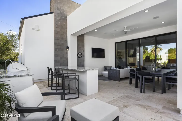 Built-In BBQ/Outdoor Kitchen