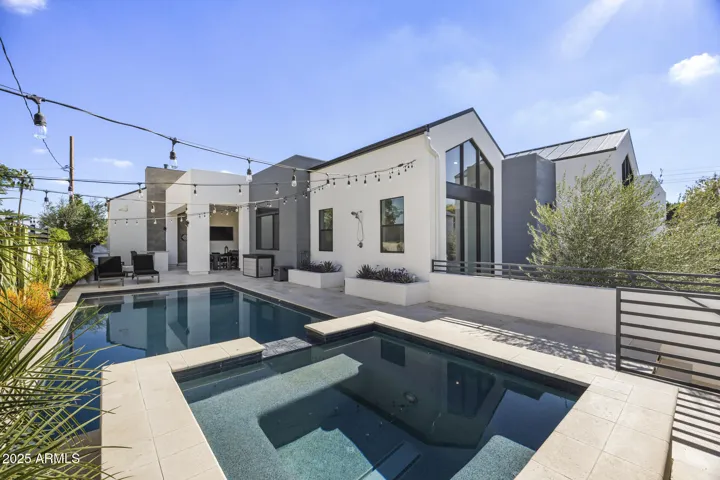 Sparkling Pool & Spa