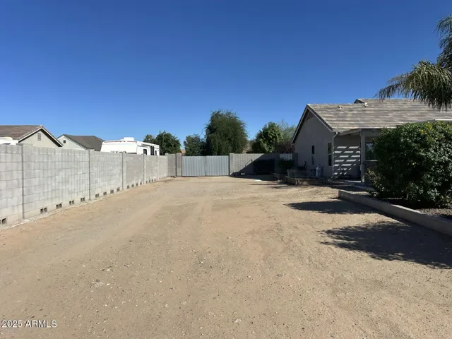 North side yard ... RV & pedestrian gates