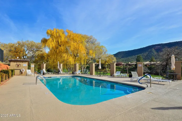An inviting community outdoor swimming pool boasts a stunning mountain backdrop. It’s an ideal place to swim, relax, and soak up the sun while enjoying the beautiful surroundings. Perfect for both leisurely afternoons and refreshing laps, the pool offers a blend of activity and tranquility.