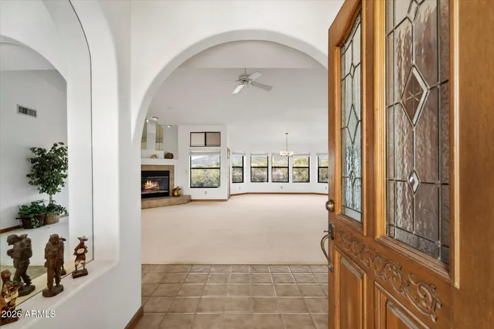 This a very nice floorplan with large central living room, split bedroom, eat-in kitchen