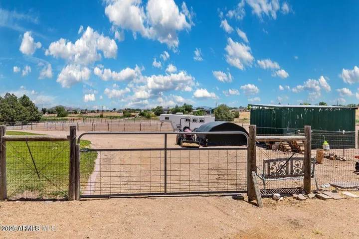 No HOA, RVs, trailers are OK here!