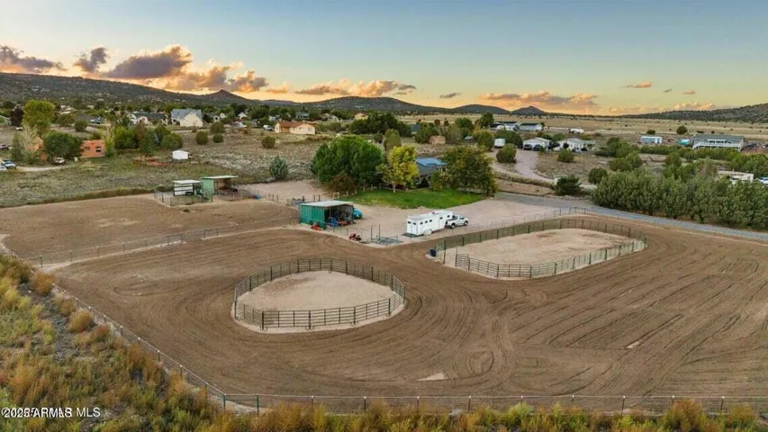 Arena, Round Pen and Shelters.