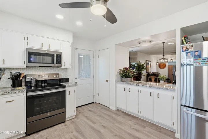 Kitchen with breakfast bar