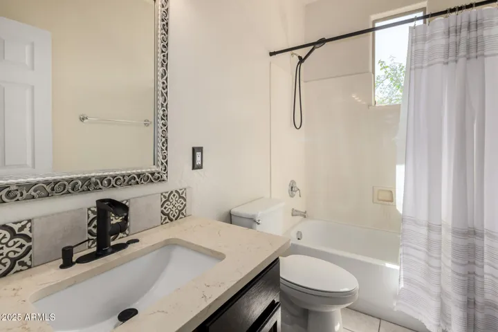 Downstairs full guest bathroom