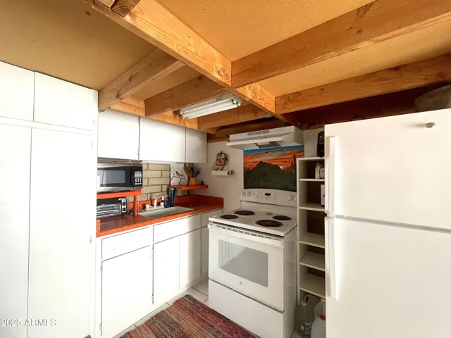 Kitchen does have storage space