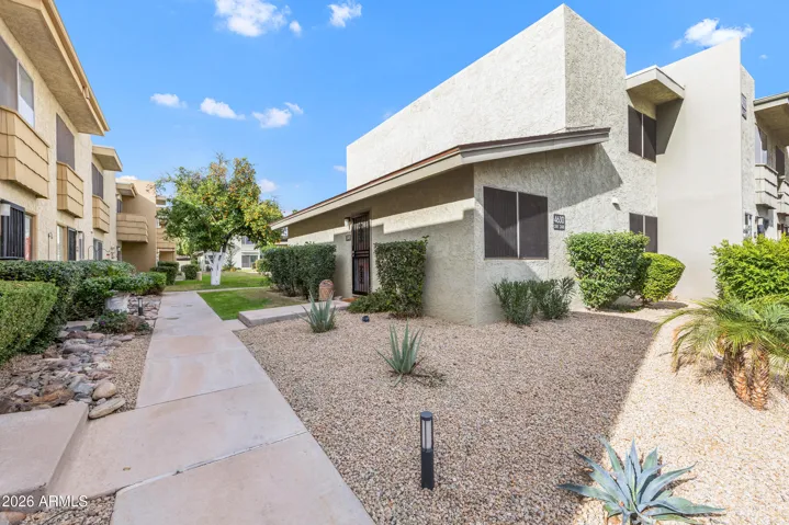 End unit and large entrance area (no neighbors on the sides)