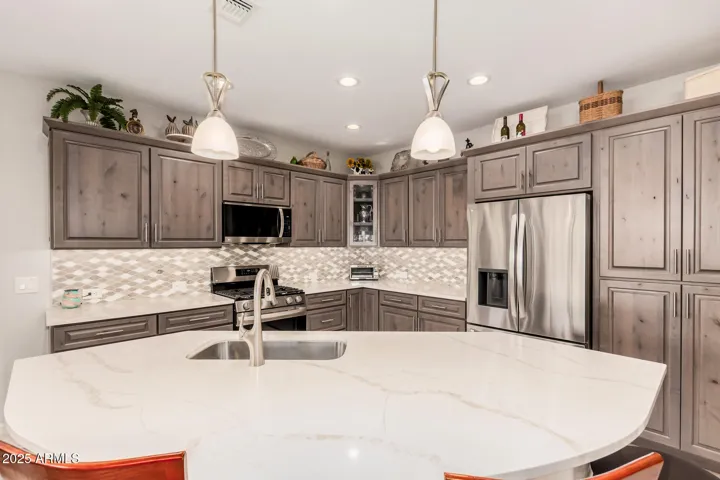 Beautiful full-backsplash complements Quarts counters