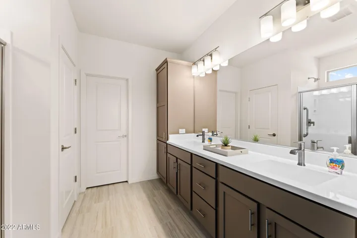Large bath with double sinks