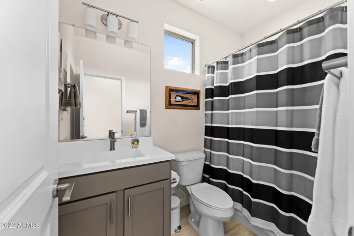 Guest bath with tub/shower combination