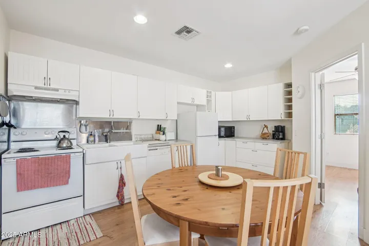 Full kitchen in one bedroom apartment