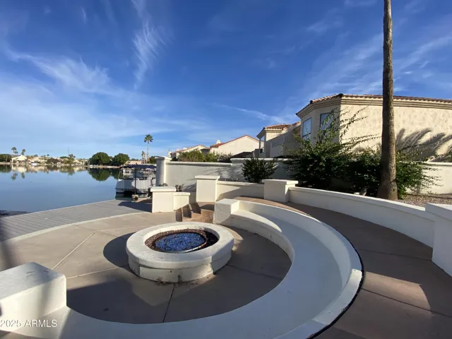 Overlooks lake and great for family/friend parties