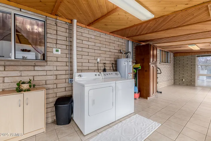 Laundry - Washer/Dryer Included