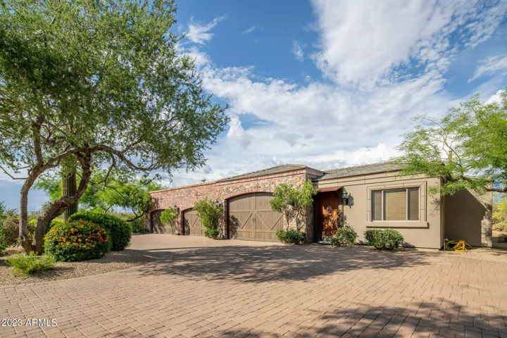 The detached 1815sf auxiliary building offers finished studio space ideal for fitness, car collection display,creative pursuits or secure storage, allows for flexibility at the estate level.
