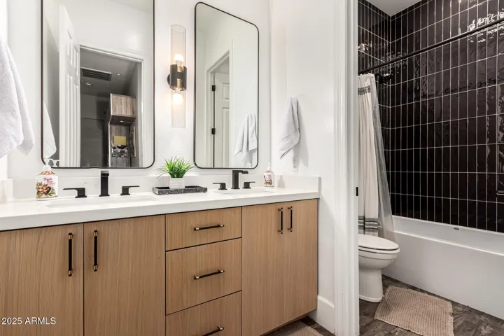 Hall bathroom for 2 bedrooms