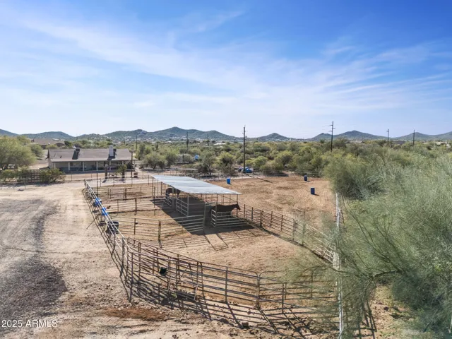 3 stall covered mare motel with turn outs
