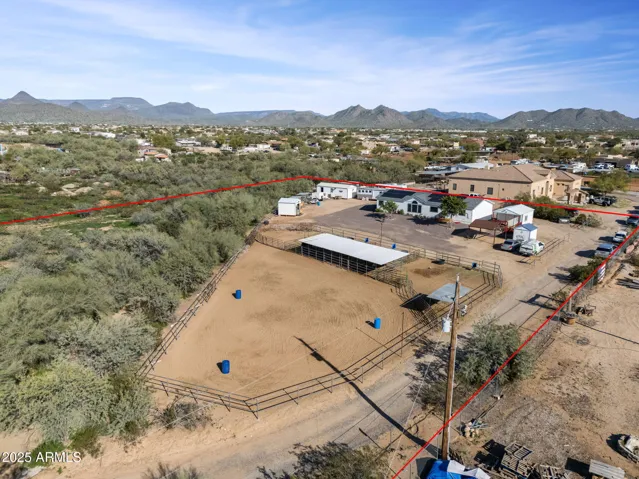 Large arena with mare motel and turn outs. Easily reconfiguered to suit