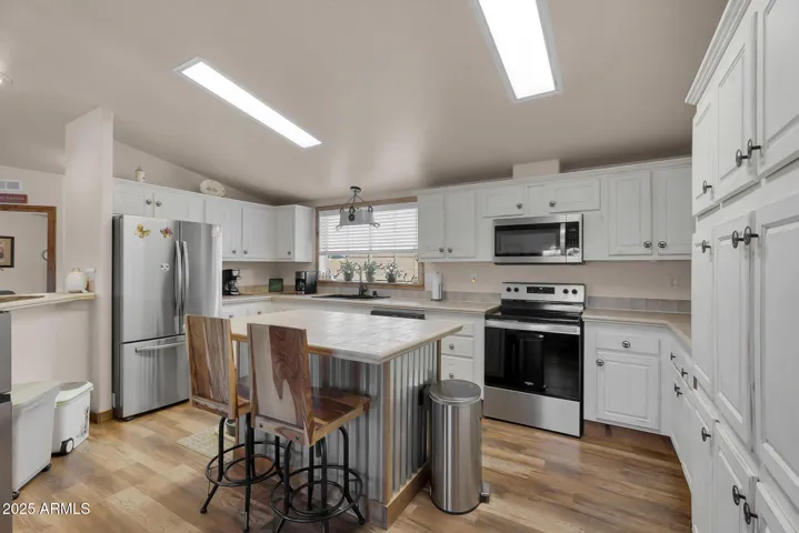 Beautiful, bright kitchen
