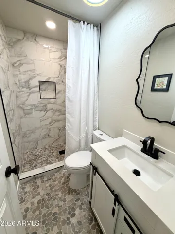 Jr en-suite bathroom