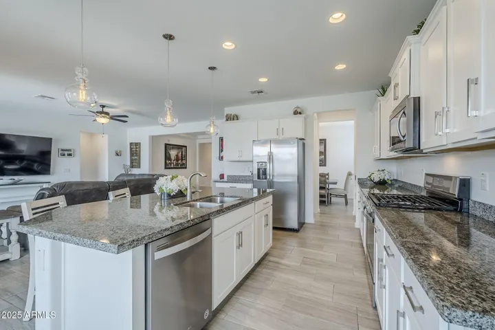 Beautiful contemporary kitchen w/ granite counter tops