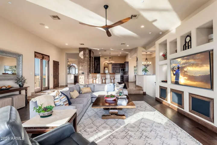 FAMILY ROOM OPEN TO THE KTICHEN