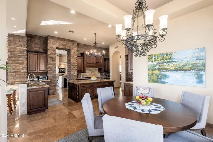 BREAKFAST NOOK OFF OF THE KITCHEN