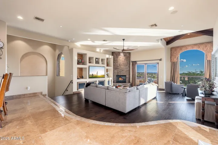SPACIOUS FAMILY ROOM WITH VIEWS OF THE CITY